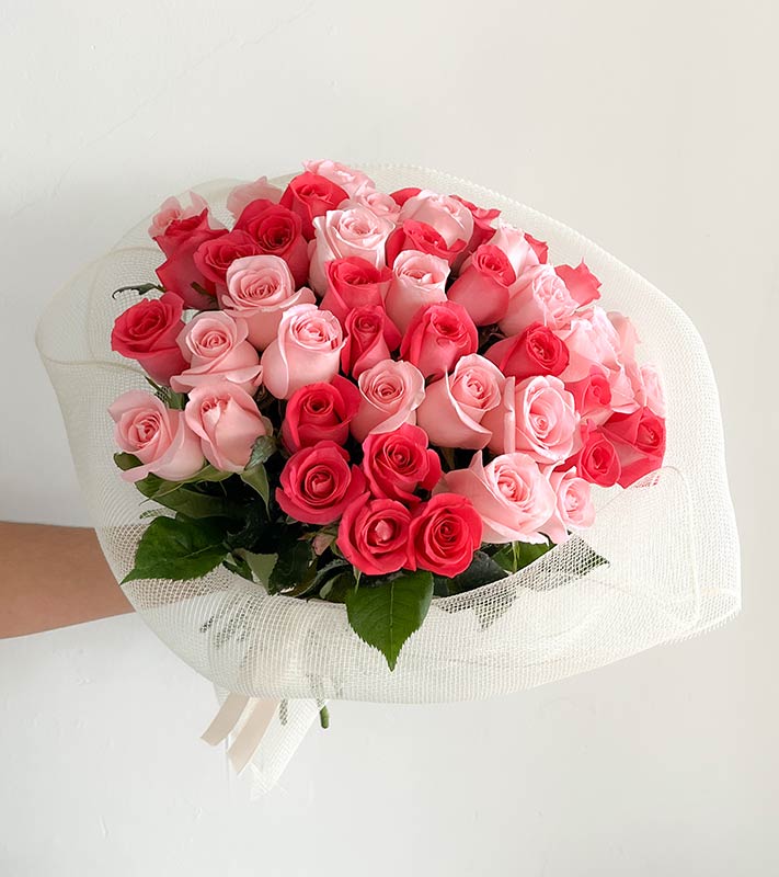 Maxi ramo de 100 rosas tonos rositas pastel con papel coreano