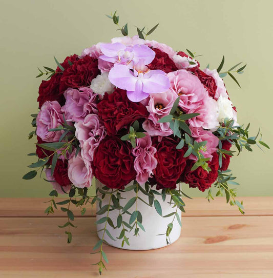 Arreglo de flores Verano rojo - 20 rosas inglesas, lisianthus y orquídeas