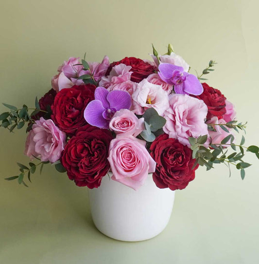 arreglo de flores con rosas rojas y orquídeas para cumpleaños