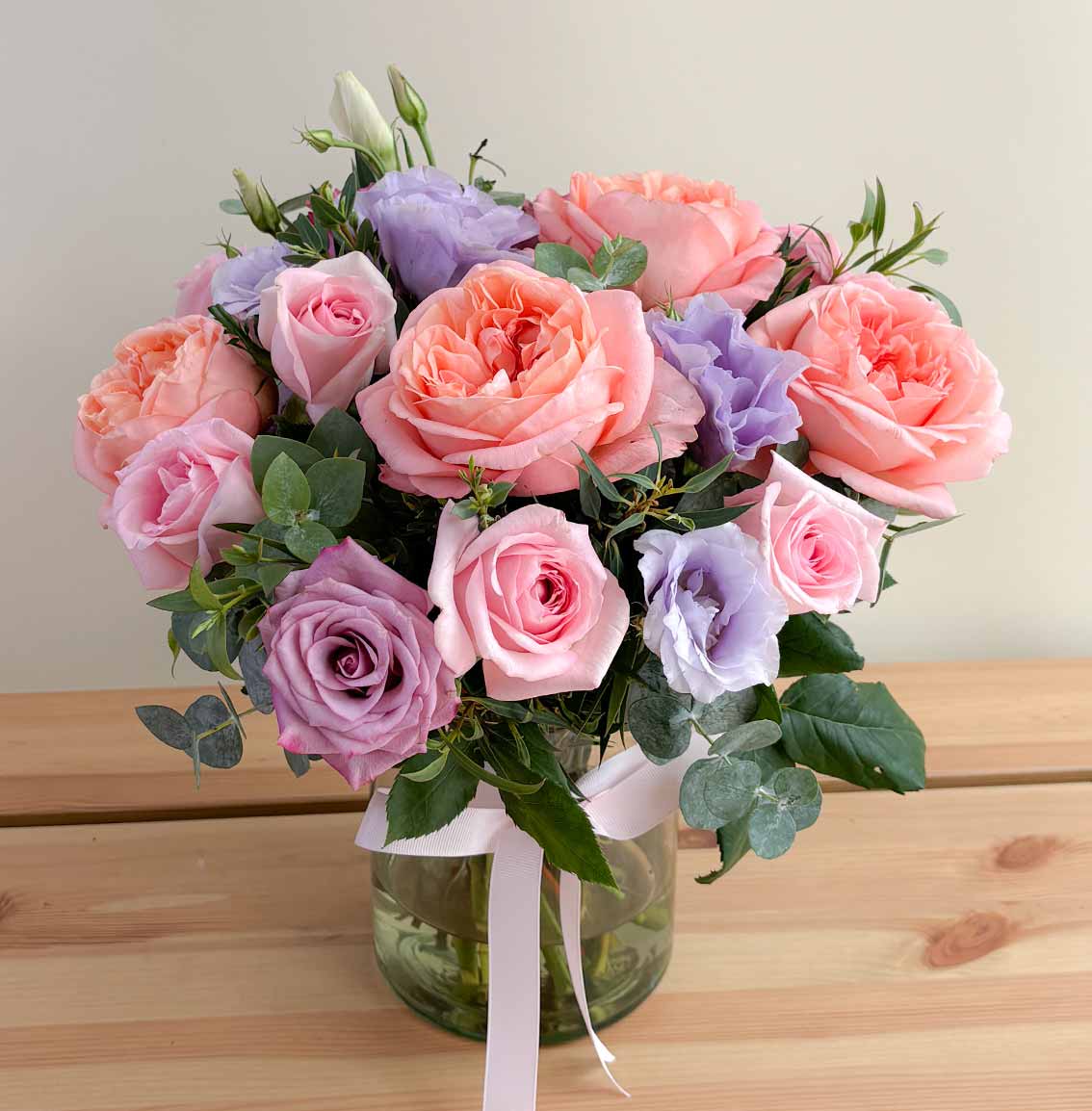 envio de flores con rosas inglesas y lisianthus