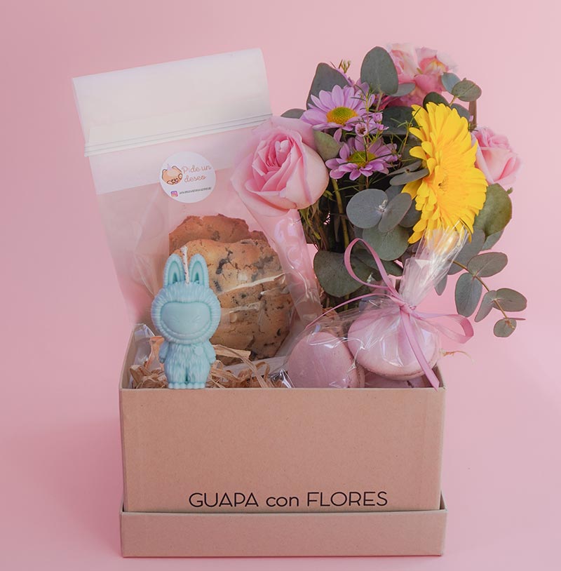 Flores, macarrones, galletas y vela de labubu