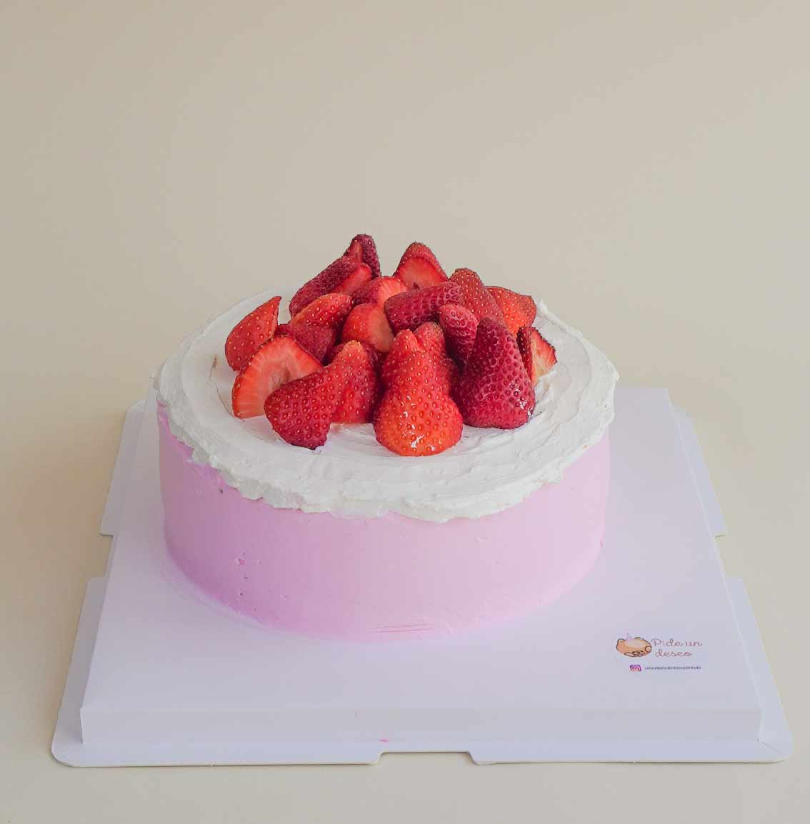 pastel de  vainilla con  fresas para cumpleaños