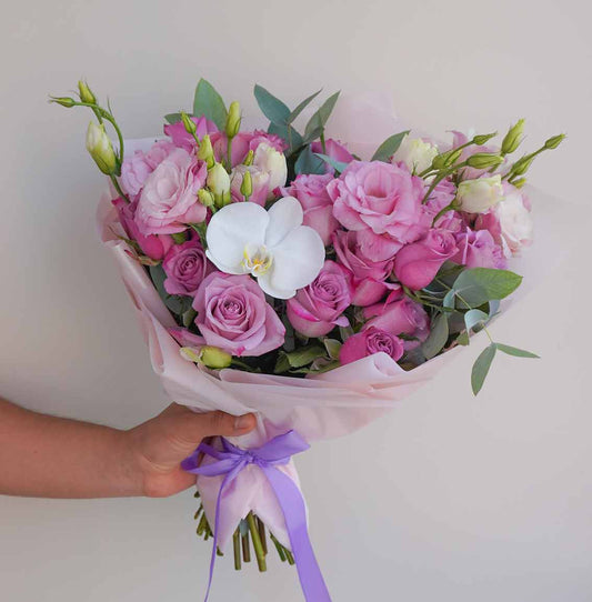 ramo de flores con rosas moradas y orquídea blanca para cumpleaños