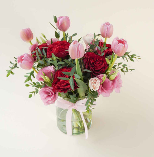 florería con Rosas inglesas rojas con tulipaes